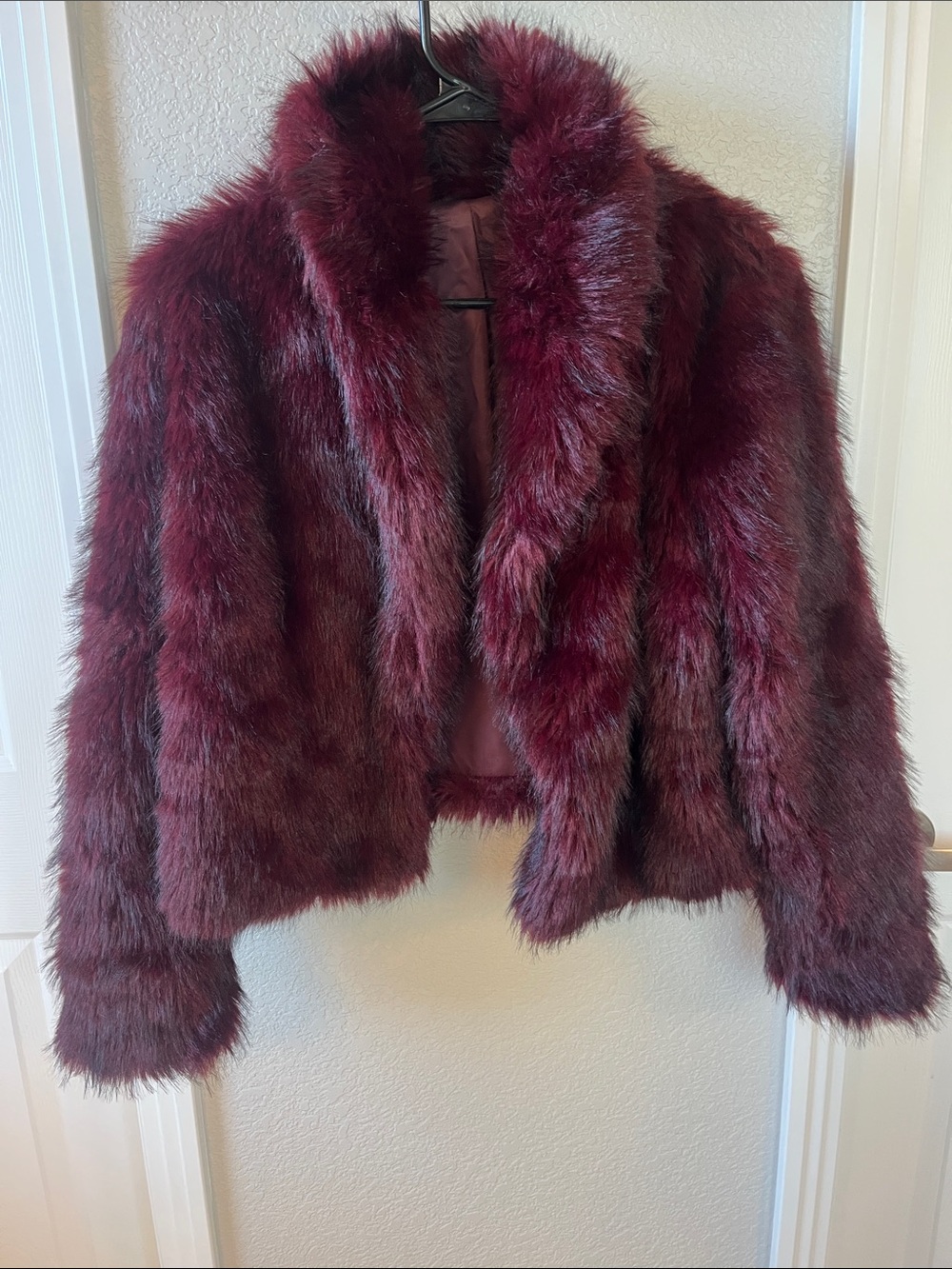 cropped faux fur coat purple maroon color
Size S